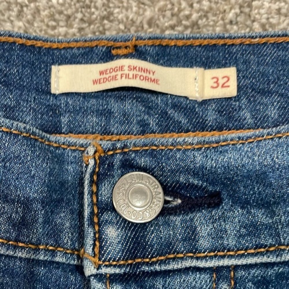 EC Levi's Wedgie Skinny Medium Wash Jeans - Size 32 - Picture 4 of 5